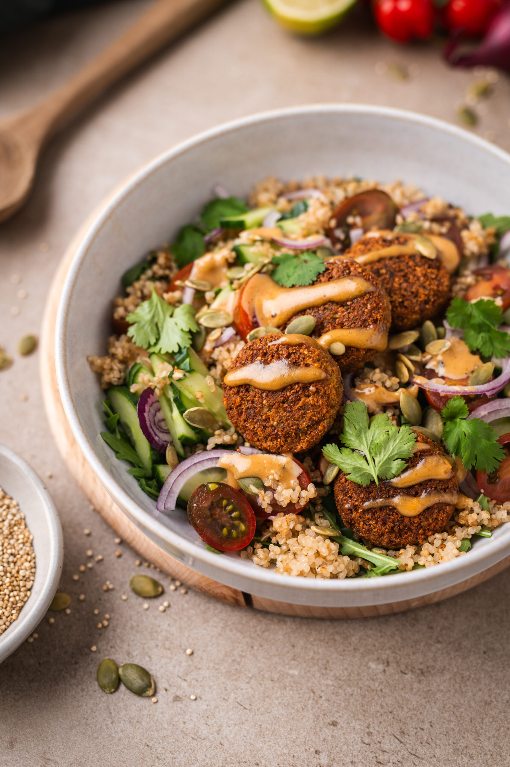 Salotos su falafeliais ir bolivine balanda