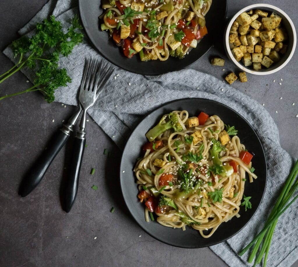 Wok makaronai su teriyaki padažu ir tofu varškės sūriu