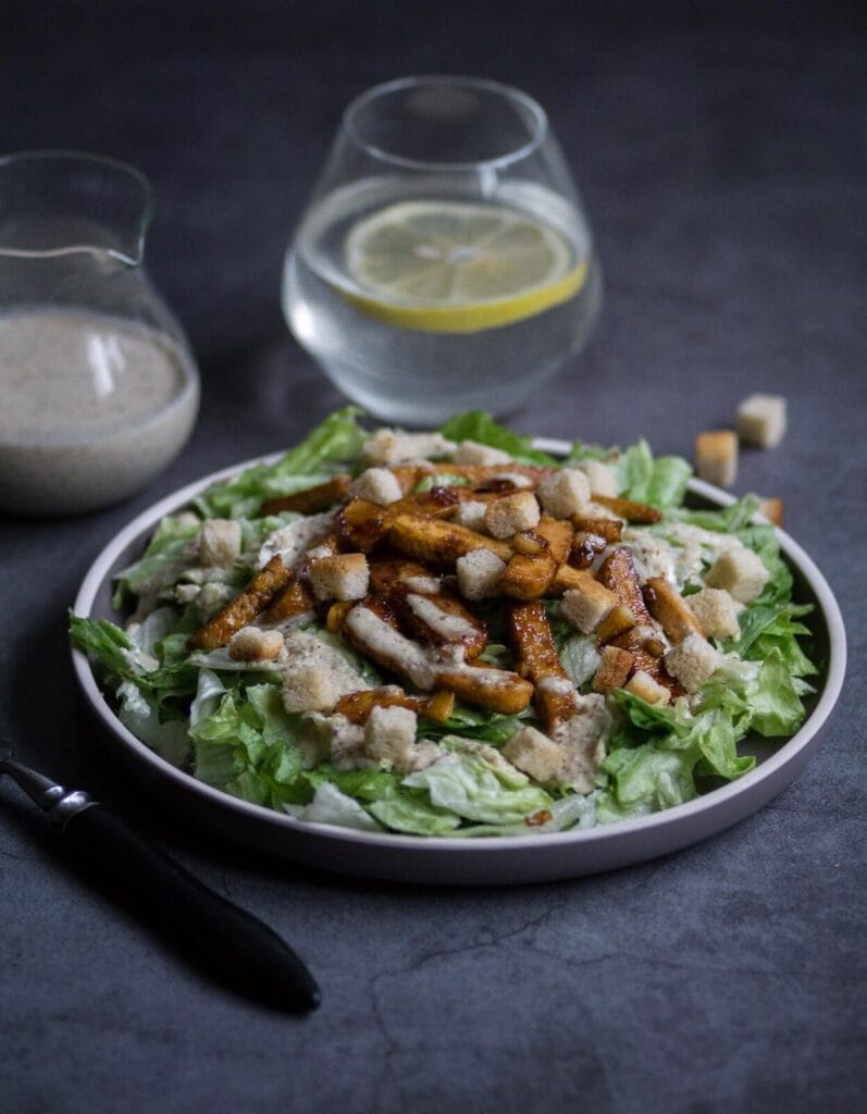 Augalinės Cezario salotos su tofu ir anakardžių padažu