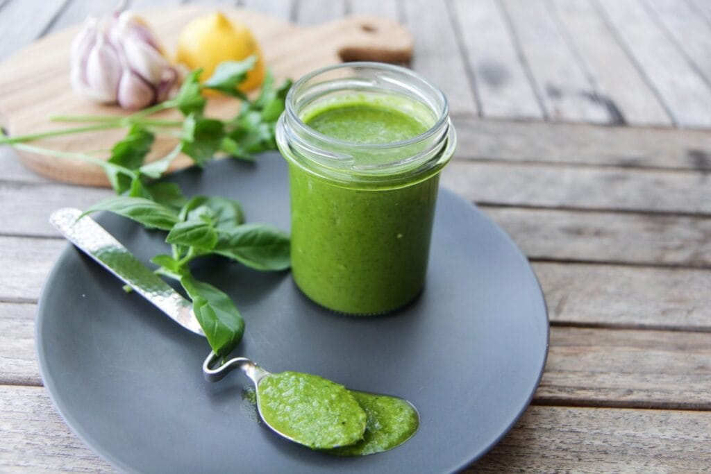 Žolelių padažas su bazilikais ir petražolėmis