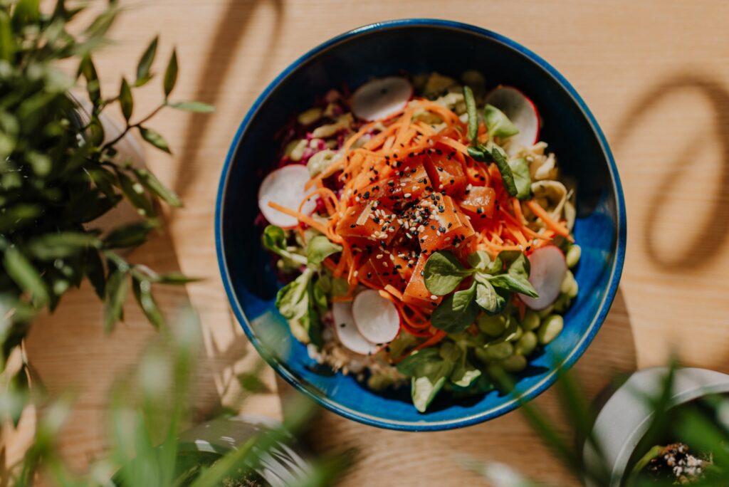Augalinis dubenėlis su morkomis, ridikėliais, edamame pupelėmis bei įvairiais žalumynais.