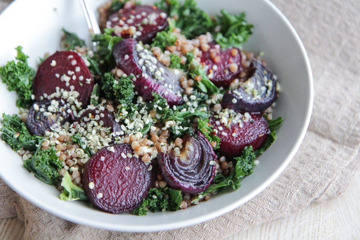 Keptų burokėlių ir grikių salotos