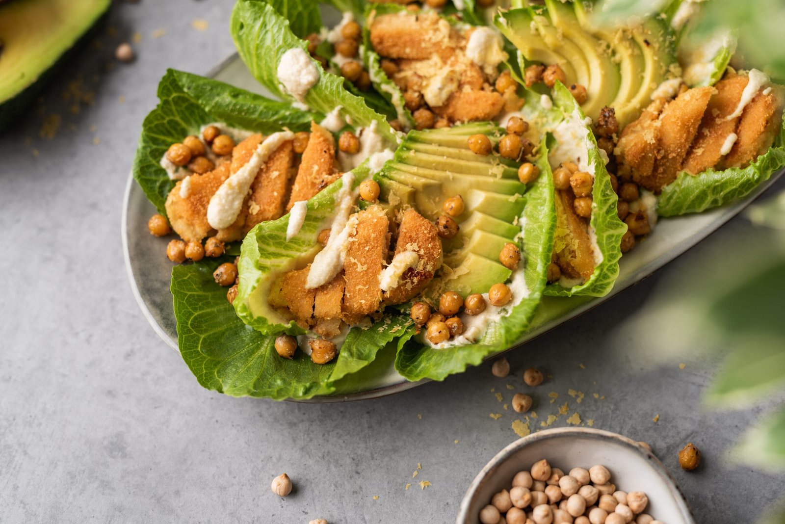 Cezario saloto su augaliniais žirnių kepsneliais ir traškiais avinžirniais