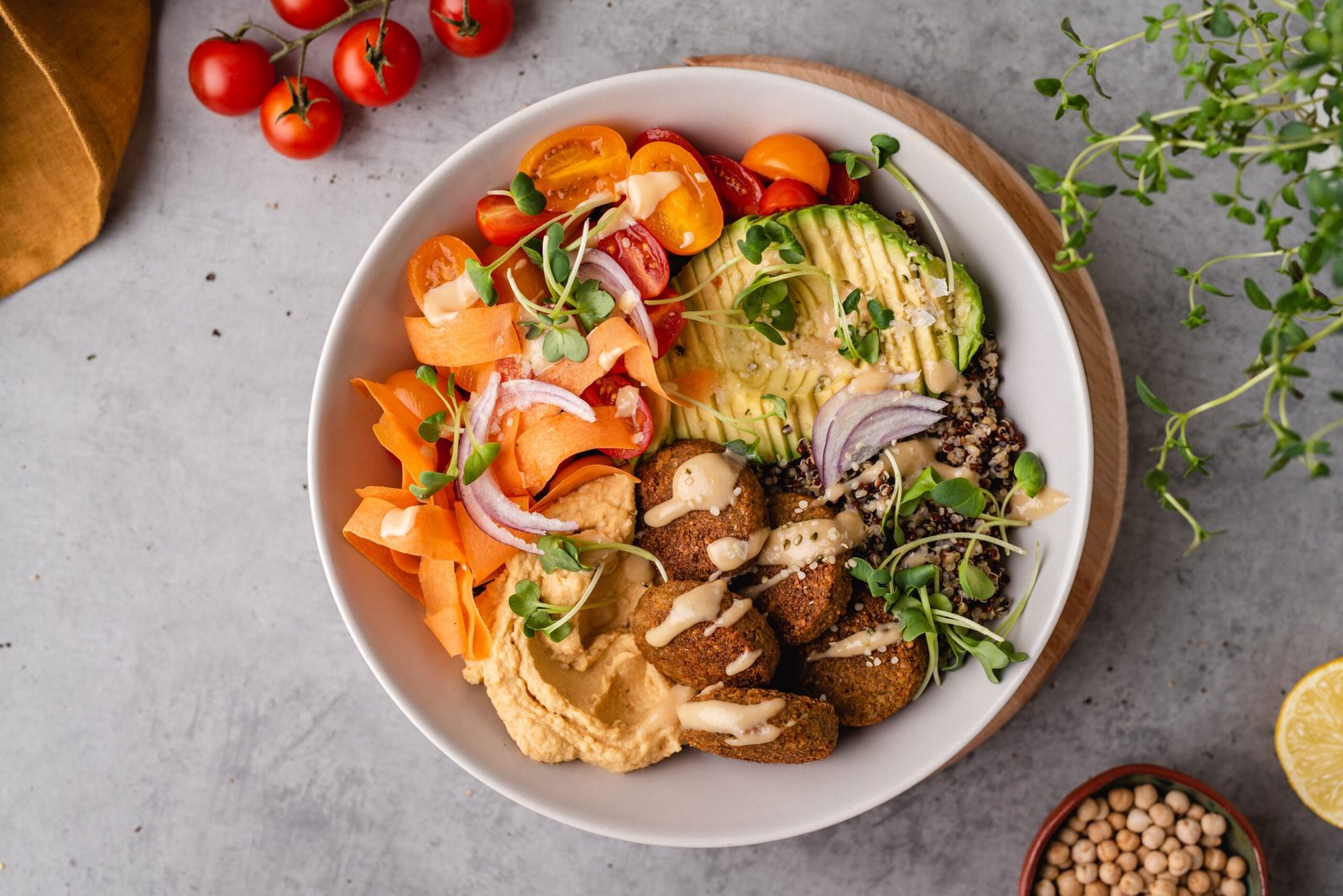 Falafelių, humuso ir daržovių dubenėlis