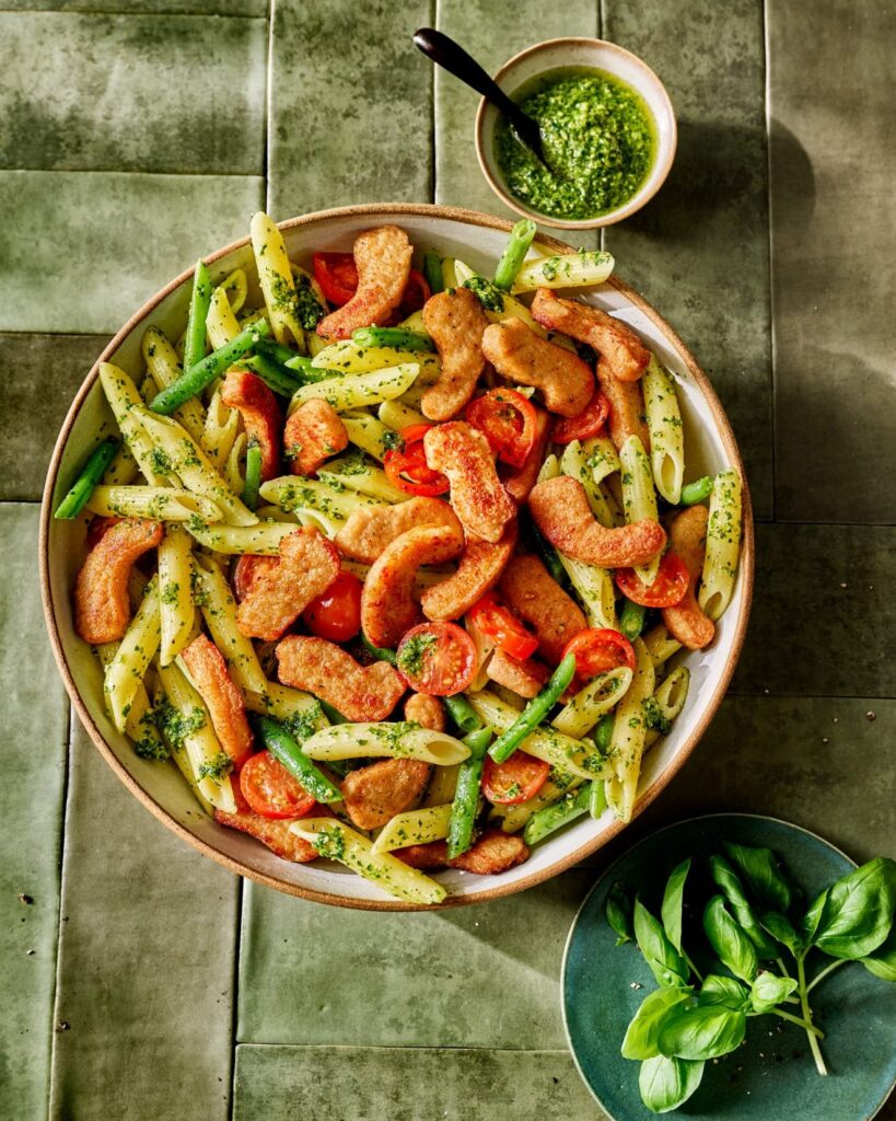 Augalinis patiekalas makaronai su pesto