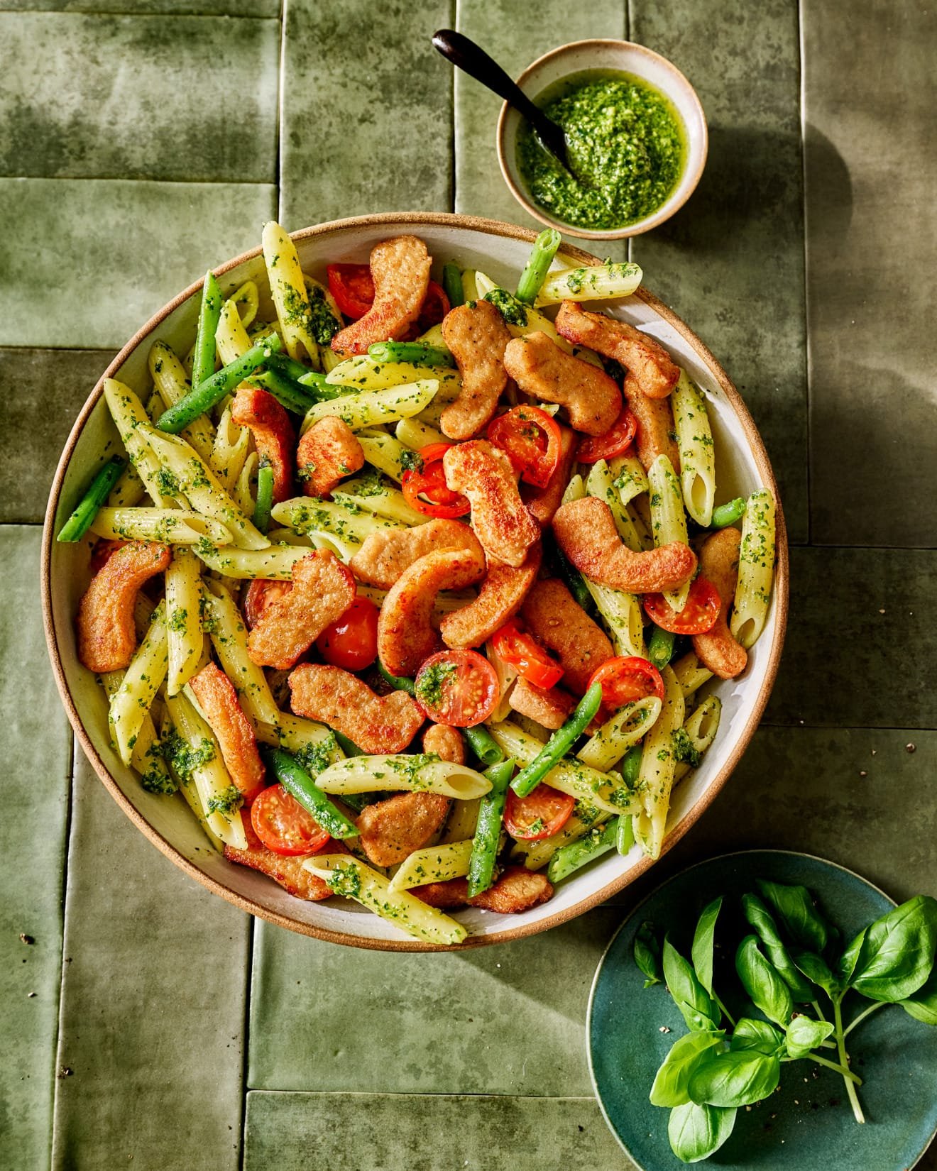 Augalinis patiekalas makaronai su pesto