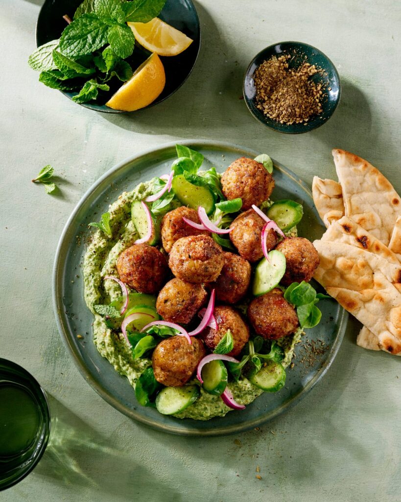 Salotos su falafeliais ir žaliomis daržovėmis