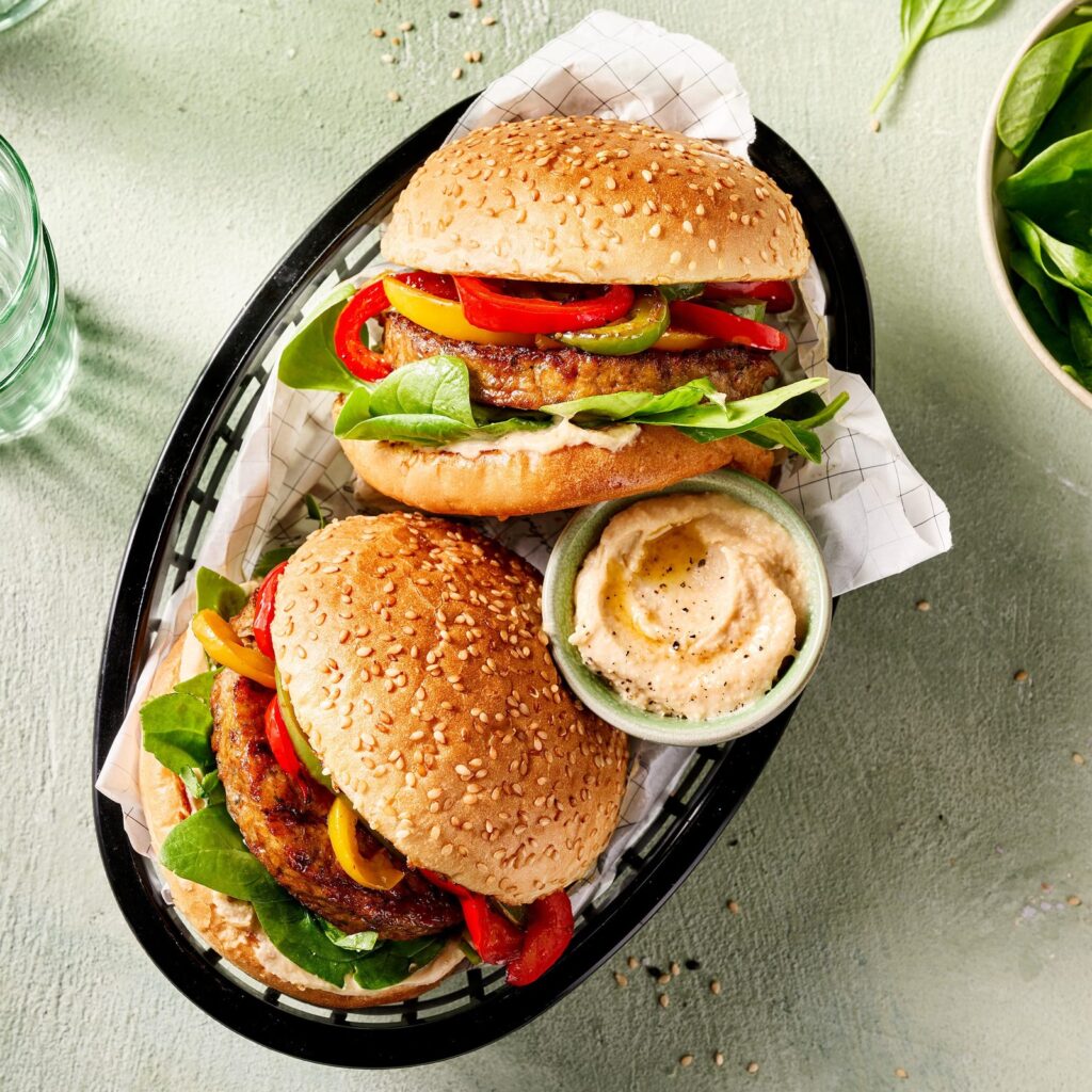 Augalinis burgeris su humusu ir keptomis saldžiomis paprikomis