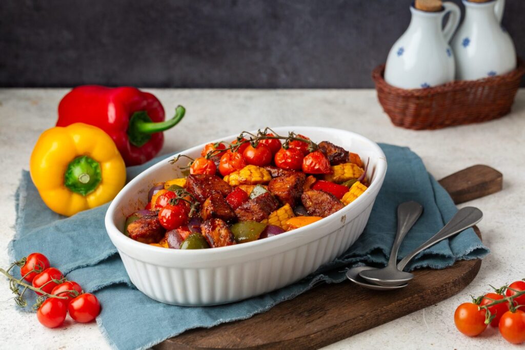 Vienos skardos augalinis patiekalas su barberiu tempe ir keptimis daržovėmis.