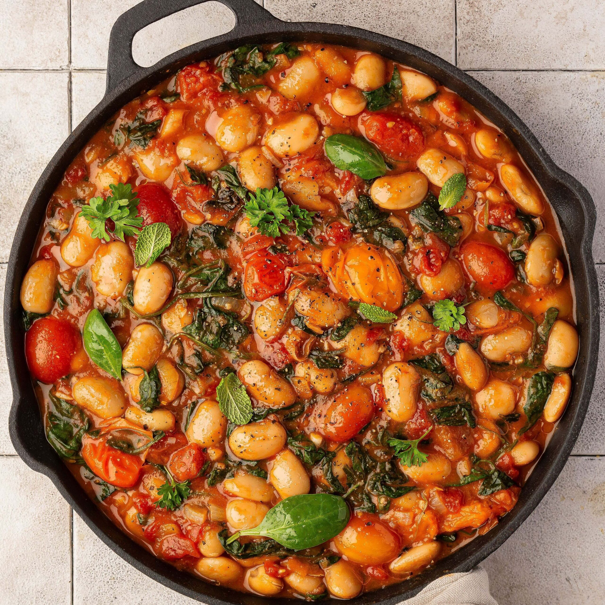 Sviestinių pupelių ir špinatų troškinys pomidorų padaže