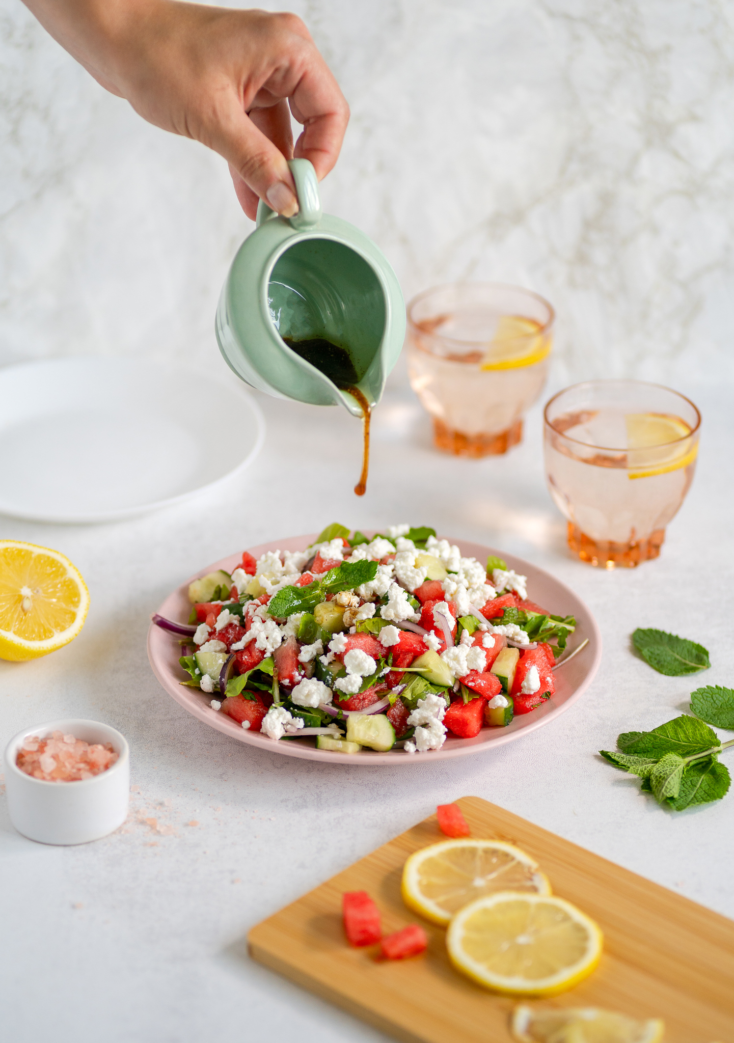 Salotos su šviežiu arbūzu ir augaliniu fetos sūriu