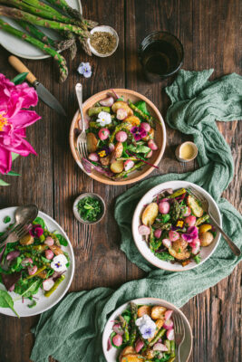 Salotos su keptomis bulvėmis, smidrais ir ridikėliais.