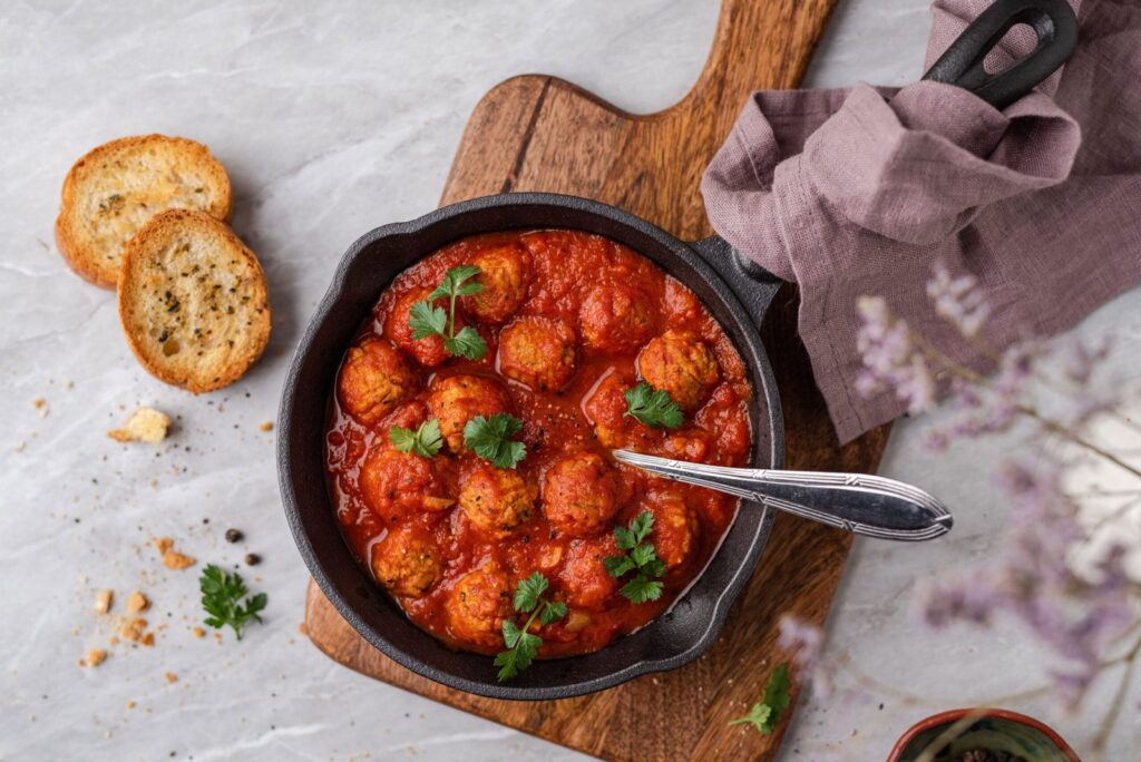 Augaliniai kukuliai pomidorų padaže