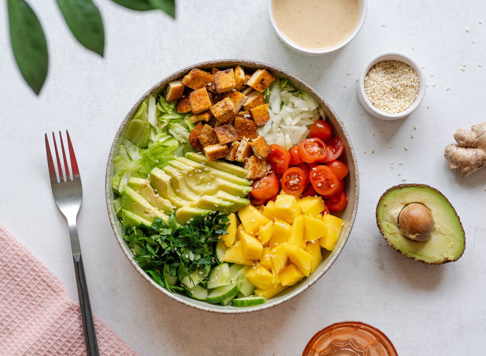 Gaivios salotos su mangu ir kremišku riešutų padažu.